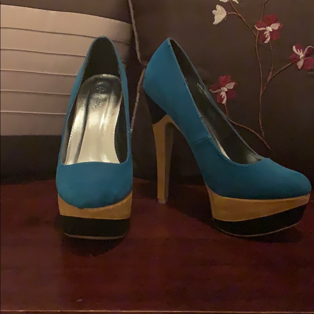 Tri-color platform heel